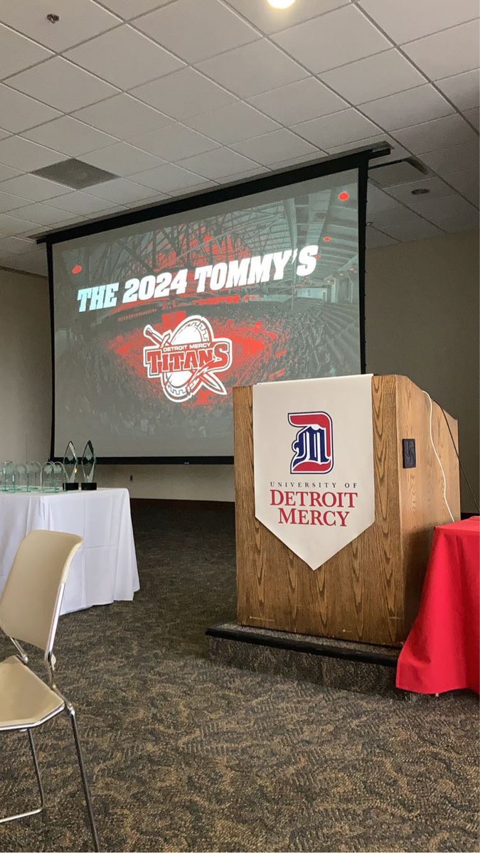 r4dayva's tweet photo. Had such a memorable night at our athletics awards ceremony and got to interview such extraordinary athletes. Being Vice President for our Student-Athlete Advisory Committee (SAAC) brings me such joy. Thank you @detmercy Athletics! ❤️🤍💙 https://t.co/wB9H2jETGJ