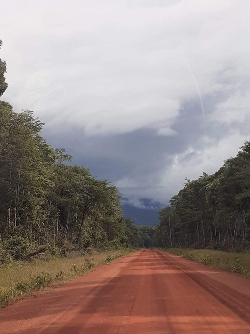 Esta es la Carretera que une a Guyana con Venezuela, pasando antes por Brasil: Sta Elena de Uairen, Bonfin, Lethen y cruce del río Esequibo hasta Guyana #3May

En la imagen, en la región central. Al fondo las montañas de Iwokrama (donde comienza el Rupununi) #MiMapa