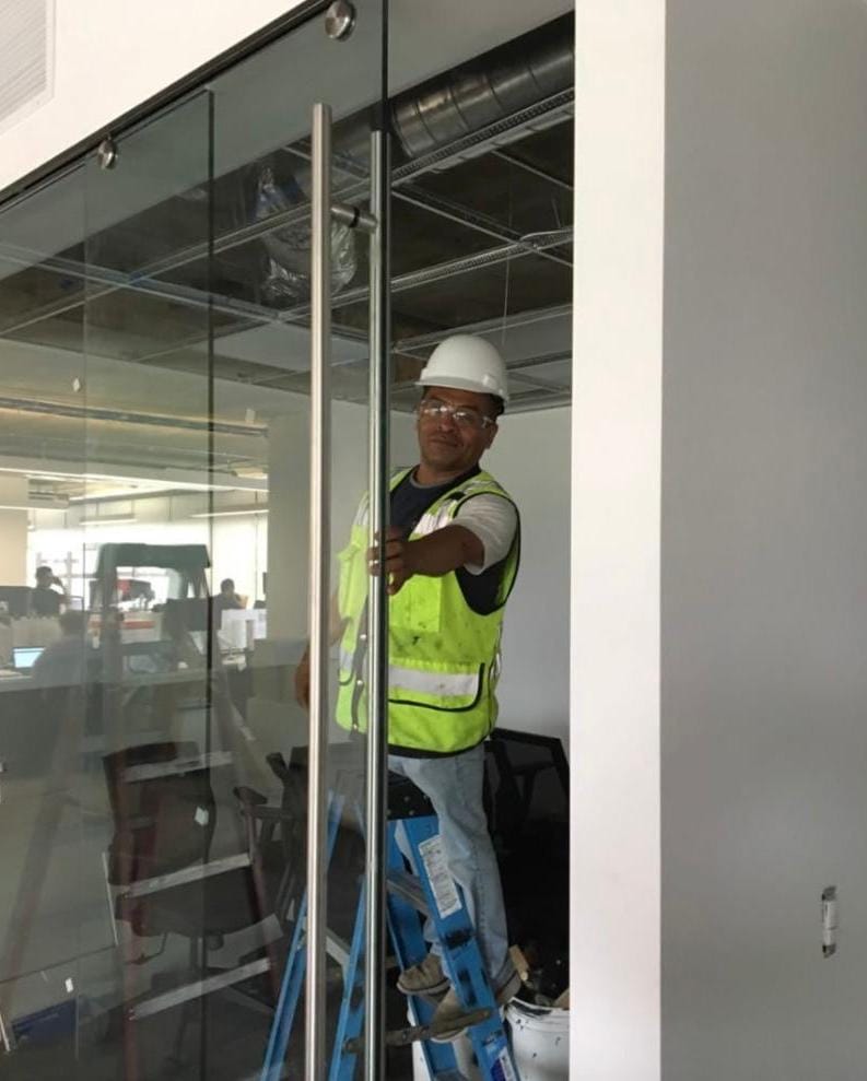 MineducGT's tweet image. En Los Ángeles, California, el #Mineduc realiza jornada de evaluación del Sistema Certificación de Competencias en coordinación con el Consulado General de Guatemala del #Minex. Los guatemaltecos demuestran conocimientos en distintas ocupaciones y oficios. #GuatemalaSaleAdelante