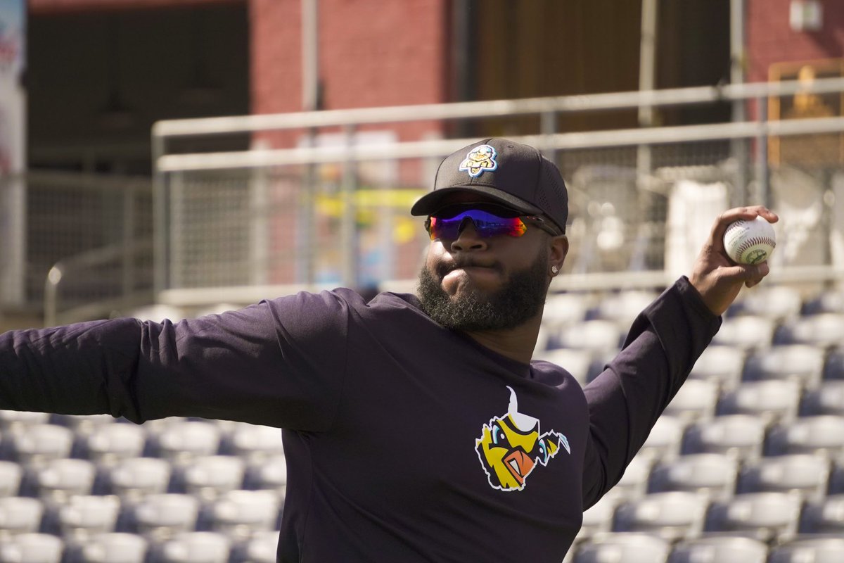 Look who’s back 👀 First day of spring training in the books ✔️ 3 days til Home Run Derby & 8 days til Opening Day 🤩 It’s getting real 😎💍 #staydirty #DirtyBirds #openingday #HomeRunDerby 📸: Cooksey_media on insta