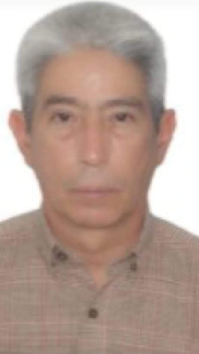 ColombiaOscura's tweet photo. #LAMENTABLE 😔 Carlos Gaitán, fiscal de Juicios Especiales de Girardot (C/marca), se quitó la vida hoy (17ABR), lanzándose desde la ventana de su oficina. Gaitán, que había pedido traslado por carga laboral, dejó nota en su escritorio: "Lo siento, estoy muy atrasado de trabajo".

La mañana de este 17ABR, Carlos Ricardo Gaitán Bazurto, fiscal primer seccional en la ciudad, perdió la vida al caer desde el sexto piso del edificio de la Fiscalía en la localidad.

Si bien algunas voces sugieren un posible accidente, otros señalan la posibilidad de un acto voluntario por parte del fiscal, quien había expresado preocupaciones sobre una sobrecarga laboral y altos niveles de estrés.

En una reunión previa con el equipo directivo de la entidad, Gaitán Bazurto había solicitado reubicación o traslado debido a esta carga laboral excesiva.

Gaitán Bazurto era un funcionario destacado con una larga trayectoria en la Fiscalía, con participación en casos de gran relevancia como la investigación de la incautación de millones de pesos falsos en la residencia del exalcalde de San Gil. 

Sin embargo, su fallecimiento pone de relieve las condiciones laborales y el bienestar mental de los trabajadores del sector judicial en Colombia, generando discusiones sobre la necesidad de abordar la sobrecarga laboral y el estrés como riesgos significativos para la salud y la seguridad de los empleados.

La Fiscalía General de la Nación continúa investigando el trágico incidente, mientras que las autoridades trabajan en la custodia del lugar del suceso para recabar evidencia. Este evento destaca la urgencia de brindar apoyo y atención a los trabajadores del sistema judicial, así como la necesidad de abordar de manera efectiva los problemas de salud mental y las condiciones laborales dentro de la institución.