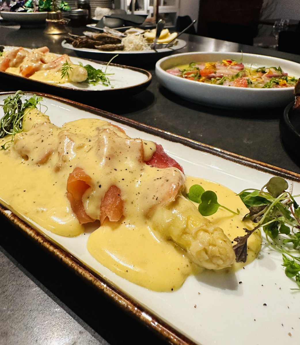White Asparagus, Vodka Marinated Smoked Atlantic Salmon, Caramelized Shallot Hollandaise @boehmerto #spargel #asparagus #spring