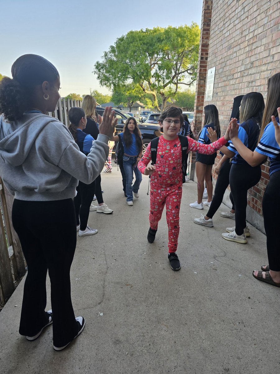 yeager_ccisd's tweet photo. Thank you, Mary Carroll High School Softball Team for starting our Tigers day the happy way! Your greetings definitely had lots of smiles and High fives! #ccisdstrongertogether #WeAreYeager https://t.co/DAO5SuHxNk
