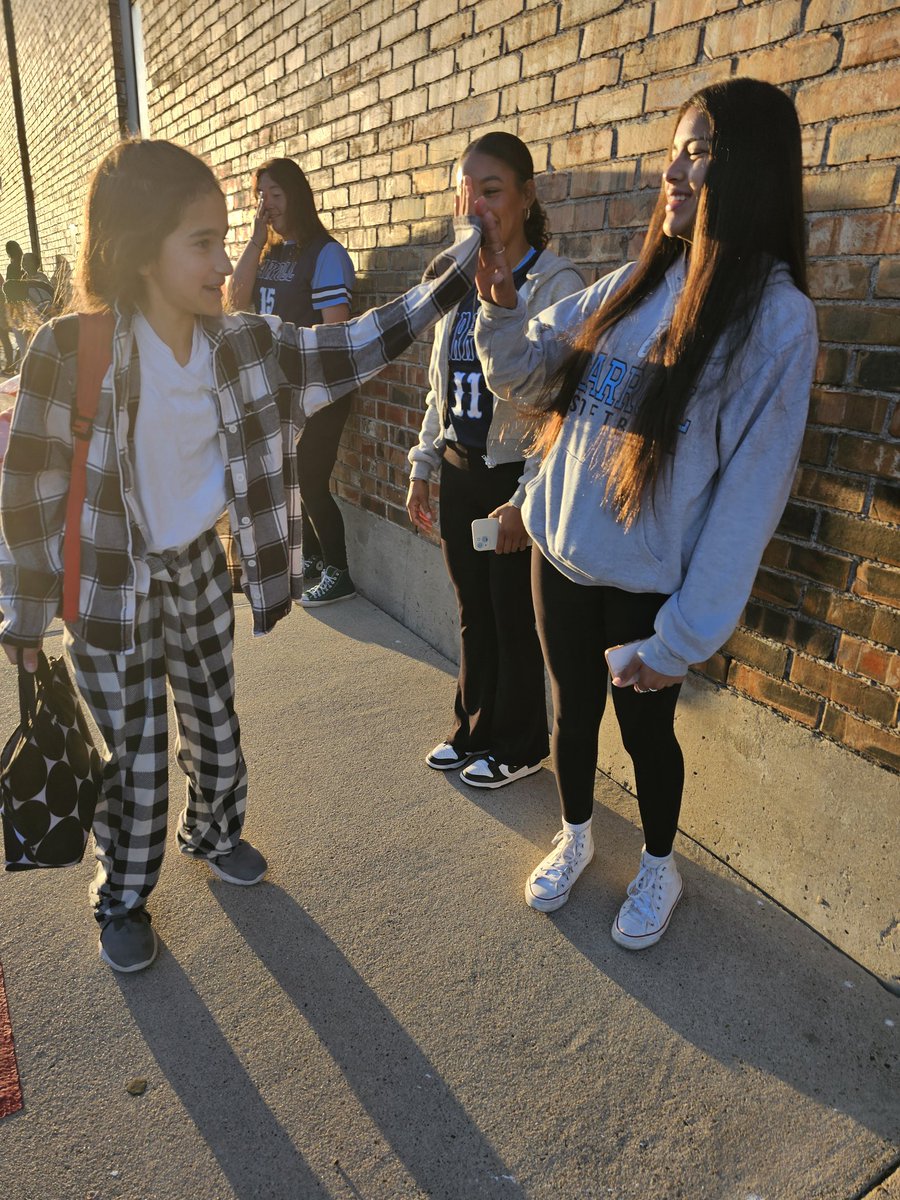 yeager_ccisd's tweet photo. Thank you, Mary Carroll High School Softball Team for starting our Tigers day the happy way! Your greetings definitely had lots of smiles and High fives! #ccisdstrongertogether #WeAreYeager https://t.co/DAO5SuHxNk