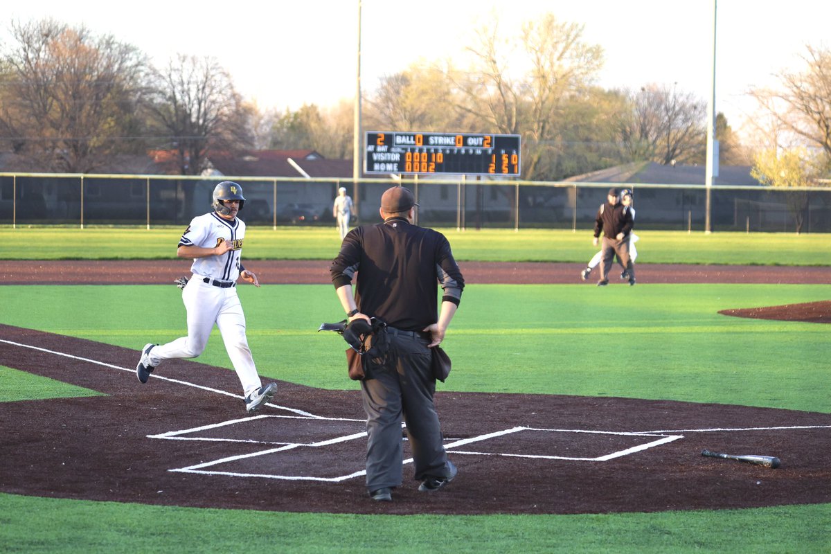 After five innings, the Beavers lead 3-1. #BeaverNation #d3baseball #rollriversBSB #BeaversBuild