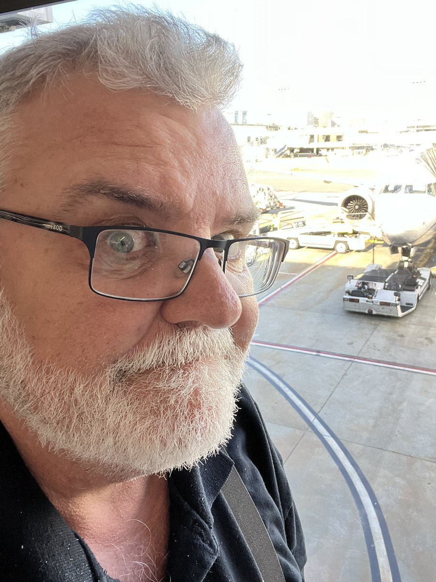 I sure enjoy airports! Do you? I’m at LAX flying home to Houston after a short 30 hour trip for….you guessed it! Another fun filled creativity boosting imagination launching school assembly program! Wahoooo! markkistler.com/school-assembl…