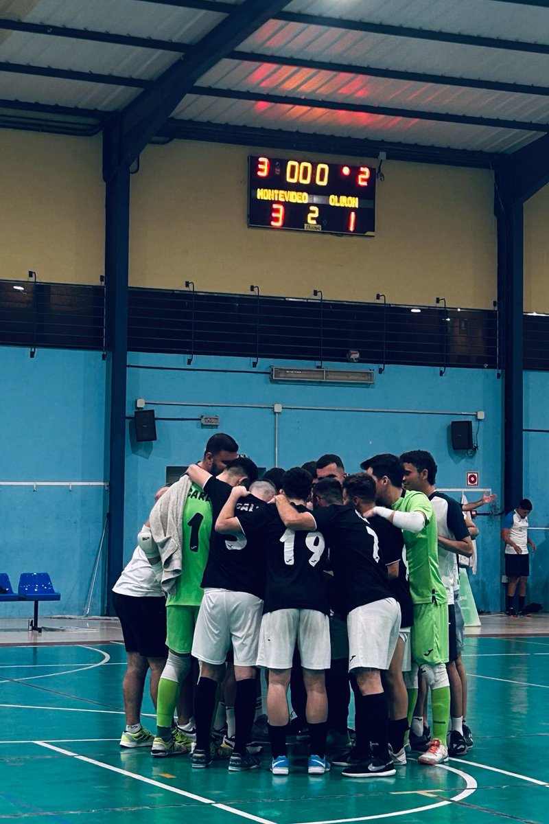 MONTEVIDEOFS's tweet photo. Jornada 23 (aplazada) TERCERA 🗓️:

¡Admiración absoluta por estos chicos 🫡🩵!

3-1 ante un equipazo, CLUB Deportivo Olirón ✅ 

Enhorabuena al Tahiche Servivend por el título de liga y el correspondiente y merecido ascenso 👏 

#Nosmuevelailusión https://t.co/RTcDiPM5ei