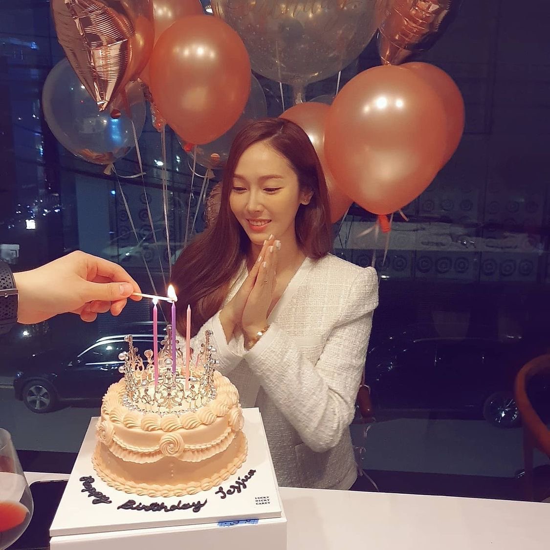 JessiSoshi_OT9's tweet photo. Happy golden birthday J ⭐️
You know we love you forever 🫶
Continue following your heart 💛
@BLANC_ECLARE @Coridel_Ent 

#JessicaJung 
#HappyJessicaDay 
#35yearsAstarJessIsBorn 
#JessicaVerse35 https://t.co/kmfymdLTFb