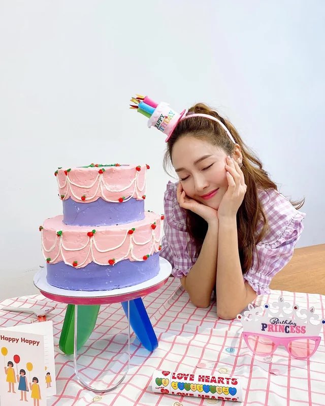 JessiSoshi_OT9's tweet photo. Happy golden birthday J ⭐️
You know we love you forever 🫶
Continue following your heart 💛
@BLANC_ECLARE @Coridel_Ent 

#JessicaJung 
#HappyJessicaDay 
#35yearsAstarJessIsBorn 
#JessicaVerse35 https://t.co/kmfymdLTFb