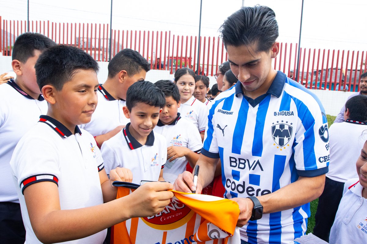 ¡Momentos que nos motivan #EnLaVidaYEnLaCancha!🤩🙌🏼

<a href="/Erickg_14/">Erick Aguirre</a>, <a href="/Cesarramos00/">Loco Ramos</a>, Monty y nuestra jugadora de <a href="/Rayadas/">Rayadas</a> <a href="/Yam_FT/">Yam Franco</a> inauguraron en el Colegio Ciudad de los Niños una cancha, construida con el apoyo del Club, que los pequeños disfrutarán y en la que se divertirán