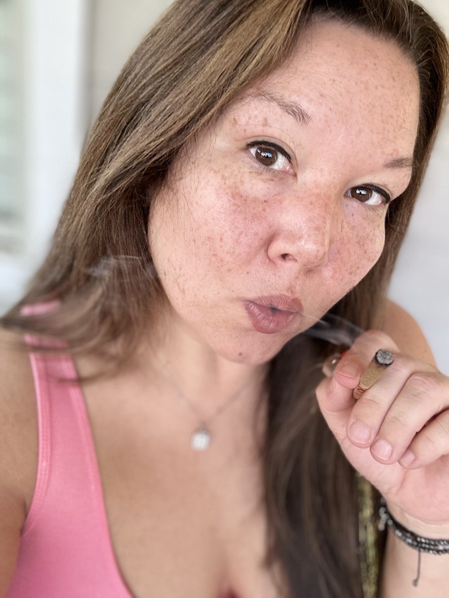 Shelley_Knight1's tweet photo. Phrases of my sunset smoke sess tonight. My Mama asked me “why are you So purdy Shell?” I said “because of You.” #AsianStoner #iam #mymothersdaughter #blessedgenes #igetitfrommymama #spreadkindness #notstds #StonerBabe ✌️💛🔥 https://t.co/qTNOzkLdr9