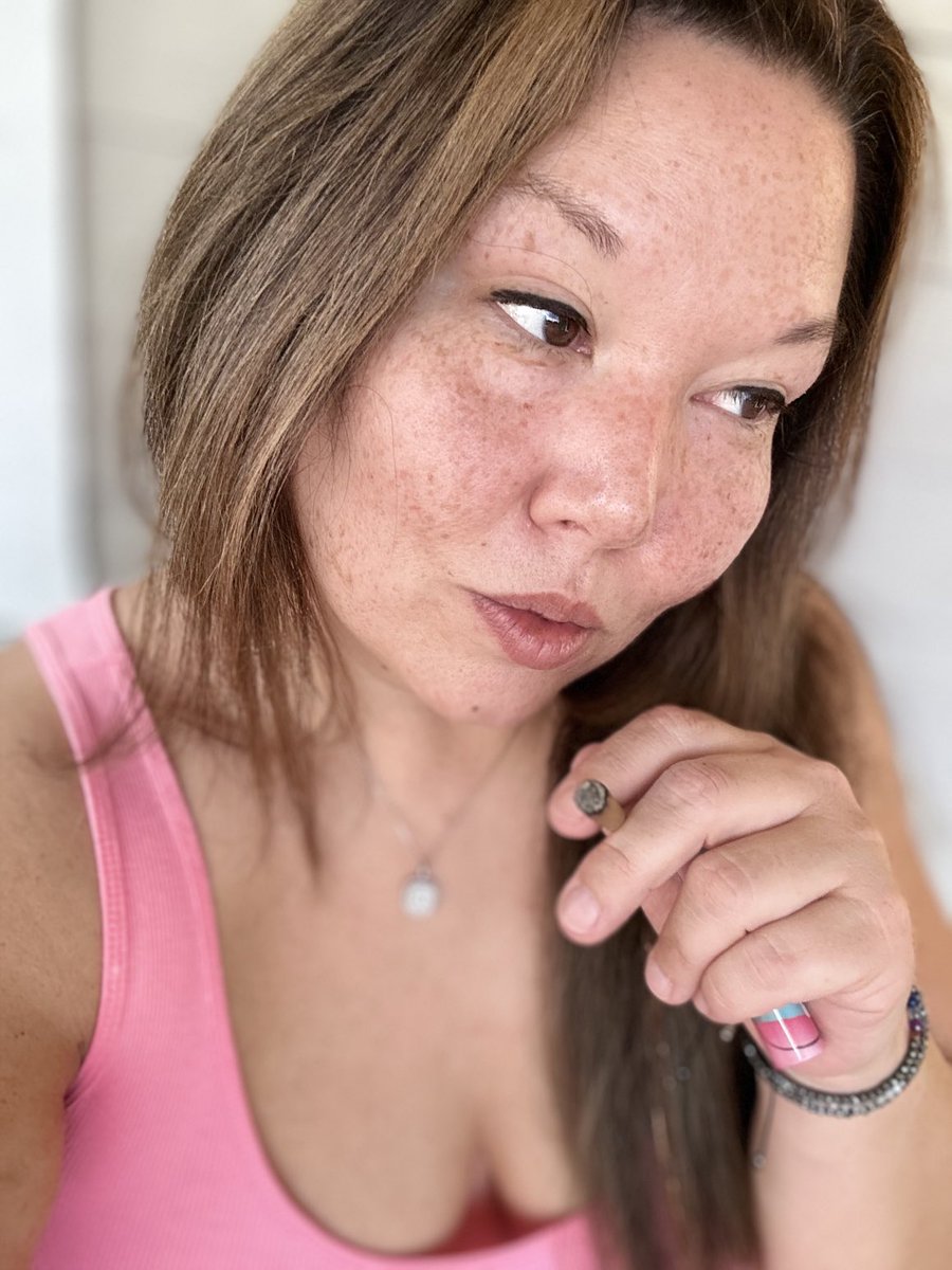 Shelley_Knight1's tweet photo. Phrases of my sunset smoke sess tonight. My Mama asked me “why are you So purdy Shell?” I said “because of You.” #AsianStoner #iam #mymothersdaughter #blessedgenes #igetitfrommymama #spreadkindness #notstds #StonerBabe ✌️💛🔥 https://t.co/qTNOzkLdr9
