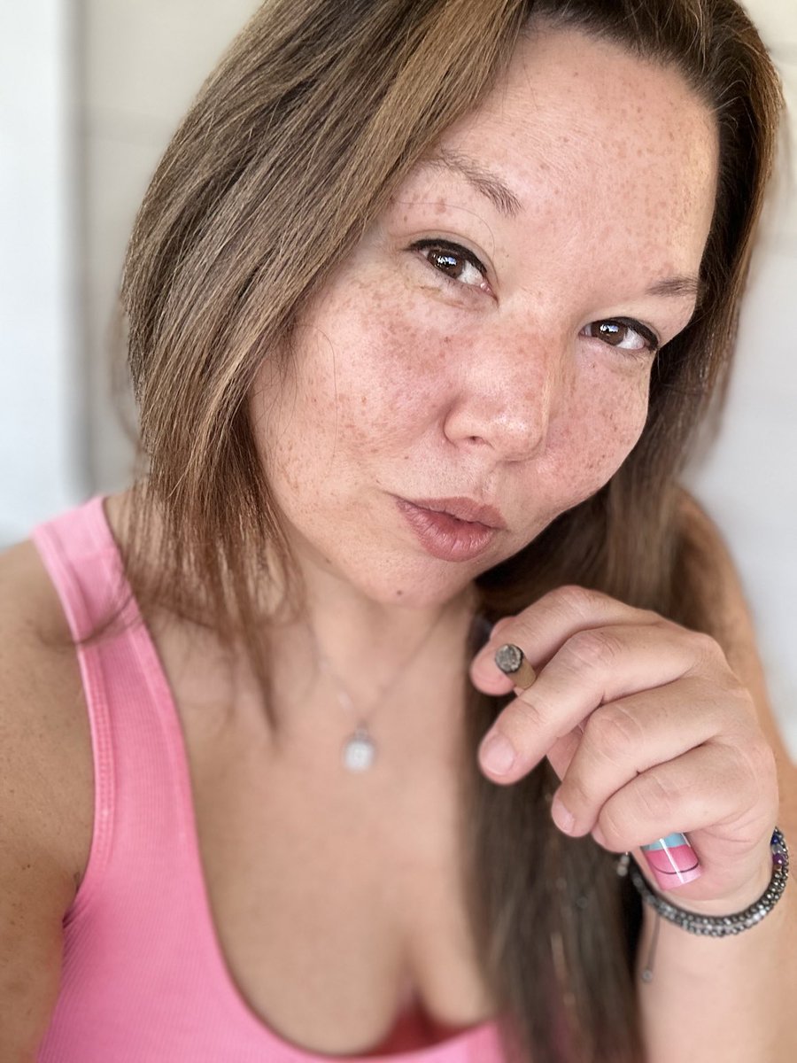 Shelley_Knight1's tweet photo. Phrases of my sunset smoke sess tonight. My Mama asked me “why are you So purdy Shell?” I said “because of You.” #AsianStoner #iam #mymothersdaughter #blessedgenes #igetitfrommymama #spreadkindness #notstds #StonerBabe ✌️💛🔥 https://t.co/qTNOzkLdr9