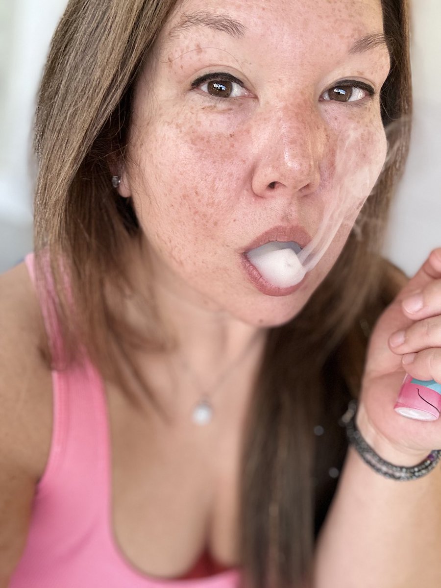 Shelley_Knight1's tweet photo. Phrases of my sunset smoke sess tonight. My Mama asked me “why are you So purdy Shell?” I said “because of You.” #AsianStoner #iam #mymothersdaughter #blessedgenes #igetitfrommymama #spreadkindness #notstds #StonerBabe ✌️💛🔥 https://t.co/qTNOzkLdr9