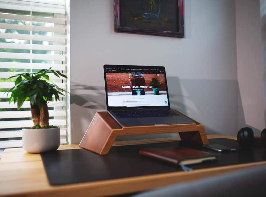 Minimalist home office setup.

#homeofficeideas #HomeOfficeDecor #BoldDesign #CreativeWorkspaces #HomeOfficeCrafting #HomeOffice #Inspiration #HomeOfficeGoals