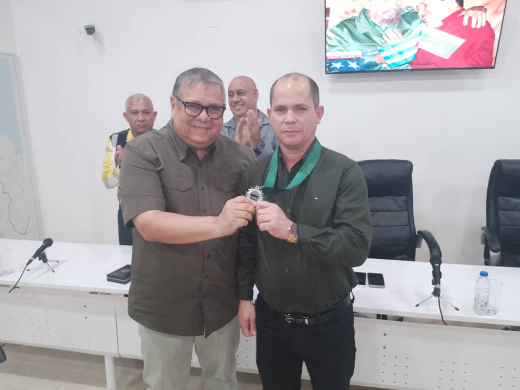 Impone el Ing. @BetancourtG_JL Presidente de @CorpoelecInfo la Orden al Mérito Don Luis Zambrano Segunda Clase Macagua al Ing. Iscander Morales Suárez  

#EnergeticaCuba #EléctricosPorCuba #GenteQueSuma
 
@NestorLReverol @mppeevzla