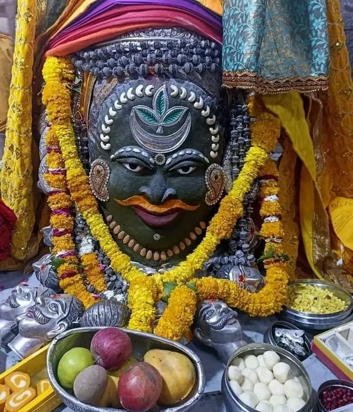 🙏🌹जय श्री महाकाल🌹🙏
श्री महाकालेश्वर ज्योतिर्लिंग का भस्म आरती शृंगार दर्शन
18-04-2024 कण-कण में महादेव💕
#हर_हर_महादेव
 #mahakaleshwar #bholenaath #shivling #ujjain #mahakal #mahakaldailydarshan