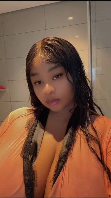 Join me in the shower 🚿 https://t.co/FxqjV3ORLX https://t.co/GDDMx0ta03