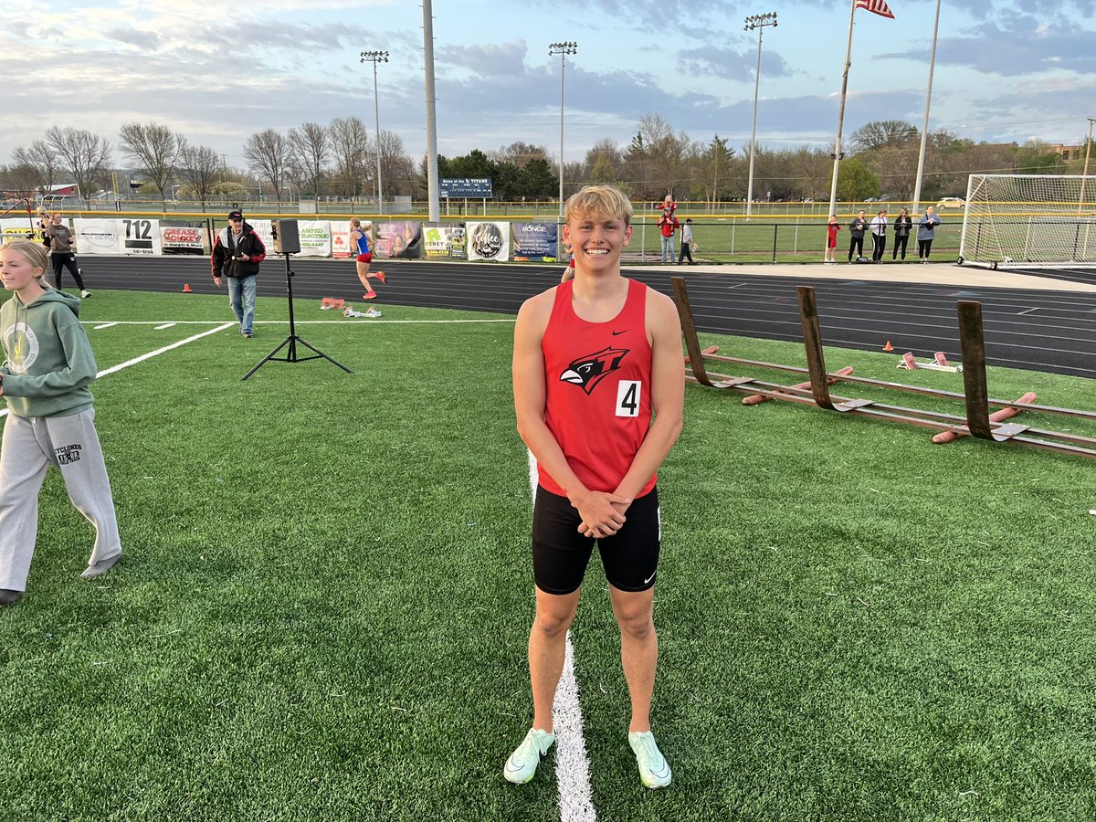 400 Hurdles 🥇
<a href="/KarsonElwood/">Karson Elwood</a> runs 54.43 and hits the <a href="/DrakeRelays/">Drake Relays</a> Blue Standard to automatically qualify 
#RollCards