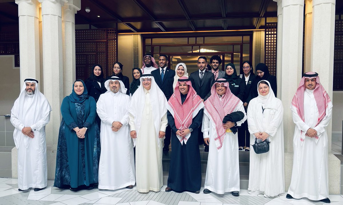 BCS_FRA's tweet photo. التقى اليوم معالي نائب وزير التعليم للجامعات والبحث والإبتكار أ. د. محمد السديري في مقر القنصلية العامة للمملكة في جنيف بمجموعة من المبتعثين السعوديين في سويسرا، وجرى اثناء اللقاء مناقشة عدد من المواضيع ذات العلاقة بالإبتعاث الى سويسرا، واطمأن معاليه على أوضاع المبتعثين وأجاب على جميع استفساراتهم، وحضر اللقاء كل من:
- سعادة القنصل العام للمملكة العربية السعودية في جنيف أ. عبدالله الزهراني 
* سعادة المندوب الدائم للمملكة العربية السعودية لدى الامم المتحدة في جنيف السفير أ. عبدالمحسن بن خثيله
* ⁠سعادة وكيل وزارة التعليم للتعليم الجامعي أ. د. عبدالمنعم الحياني
* ⁠سعادة الملحق الثقافي في المانيا والمشرف على اعمال الملحقية في فرنسا د. مالك الوادعي
* ⁠سعادة مساعد الملحق الثقافي في فرنسا د. عبير الدخيل