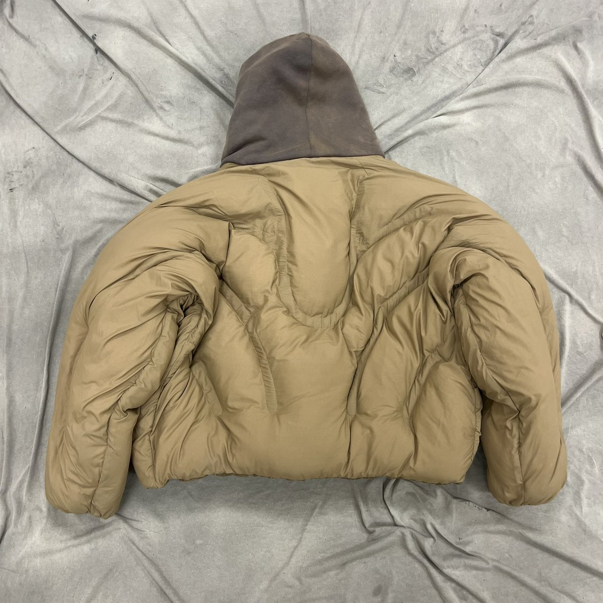 ModernNotoriety's tweet photo. YZY SZN 9 Polarized Lens Jacket (Unreleased) https://t.co/WEGAldTVFv