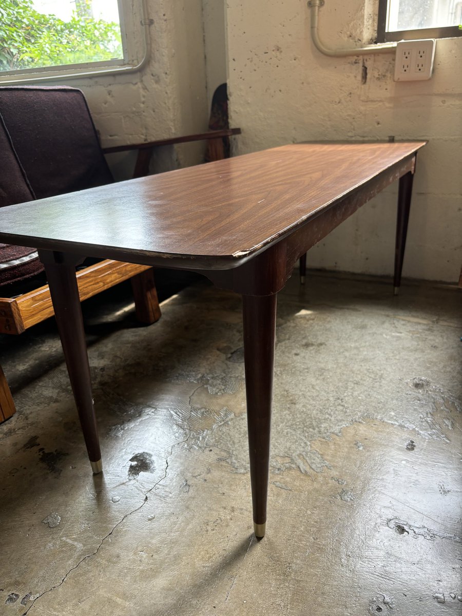 このローテーブル欲しい人いないかな。傷ありなので、無料で。