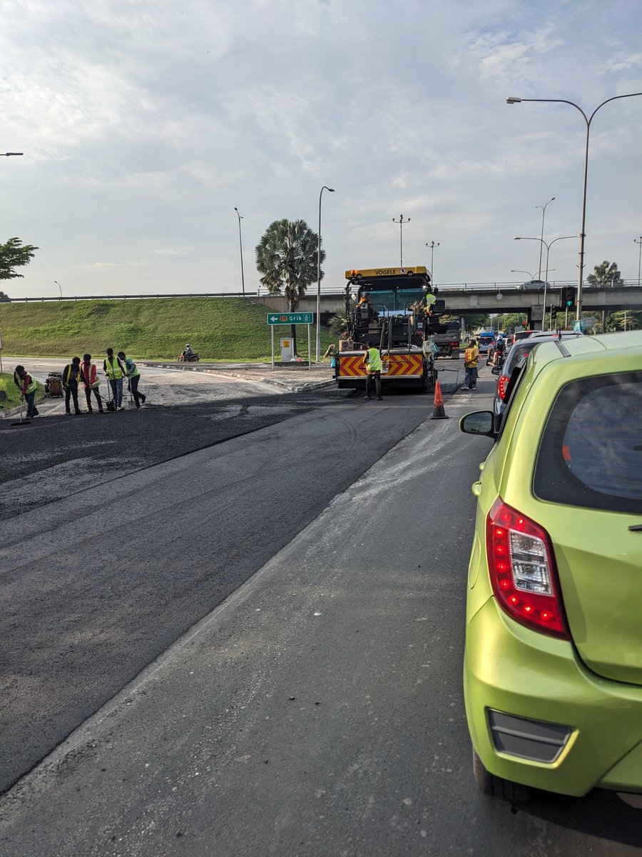_ahmadashraf's tweet photo. Mesti diorang ada sebab kenapa buat pagi². Adakah sebab bila batu tar sampai kena terus buat jalan? 🤔 https://t.co/upzxbQgzSn