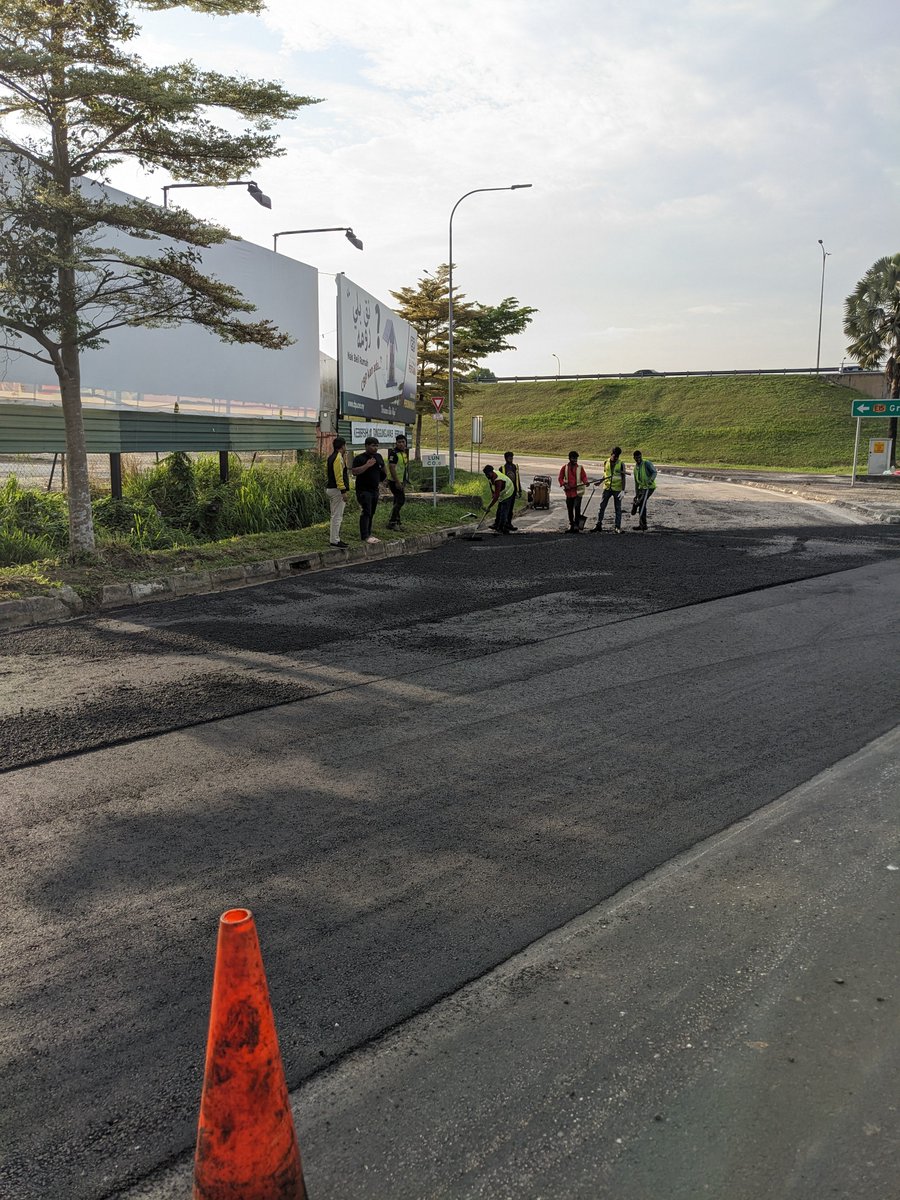 _ahmadashraf's tweet photo. Mesti diorang ada sebab kenapa buat pagi². Adakah sebab bila batu tar sampai kena terus buat jalan? 🤔 https://t.co/upzxbQgzSn