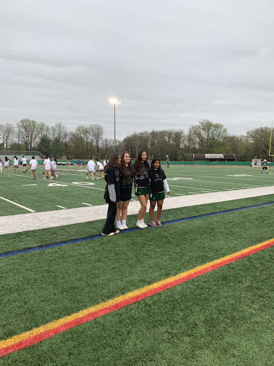 PglWwp's tweet photo. Happy senior night! 🤪✌🏼💚 https://t.co/bR5lMxIbtX