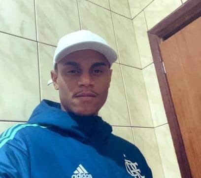 RjMilicia's tweet photo. Santa cruz 
Esse aqui é o miliciano Canelão. Canelão, foi sequestrado quase agora por homens de toca ninja e portando fuzil, em Santa Cruz. Jogaram ele na mala do carro e levaram.
Há pouco tempo atrás, esse bandido matou a sua namorada na covardia, e a conta chegou 😉 https://t.co/zyvTqONuBz
