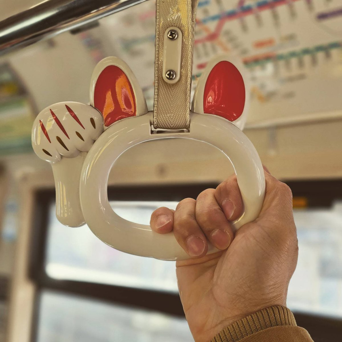 Hand holders in trains in Japan are so cute! 🚃💕 Enjoy the charming designs that add a touch of whimsy to your commute. #TrainLife #JapanRailways #CuteDesigns #HandHolders #TravelJapan #CommuterLife #TrainEtiquette #TravelComforts #ExploreJapan #TrainAdventures