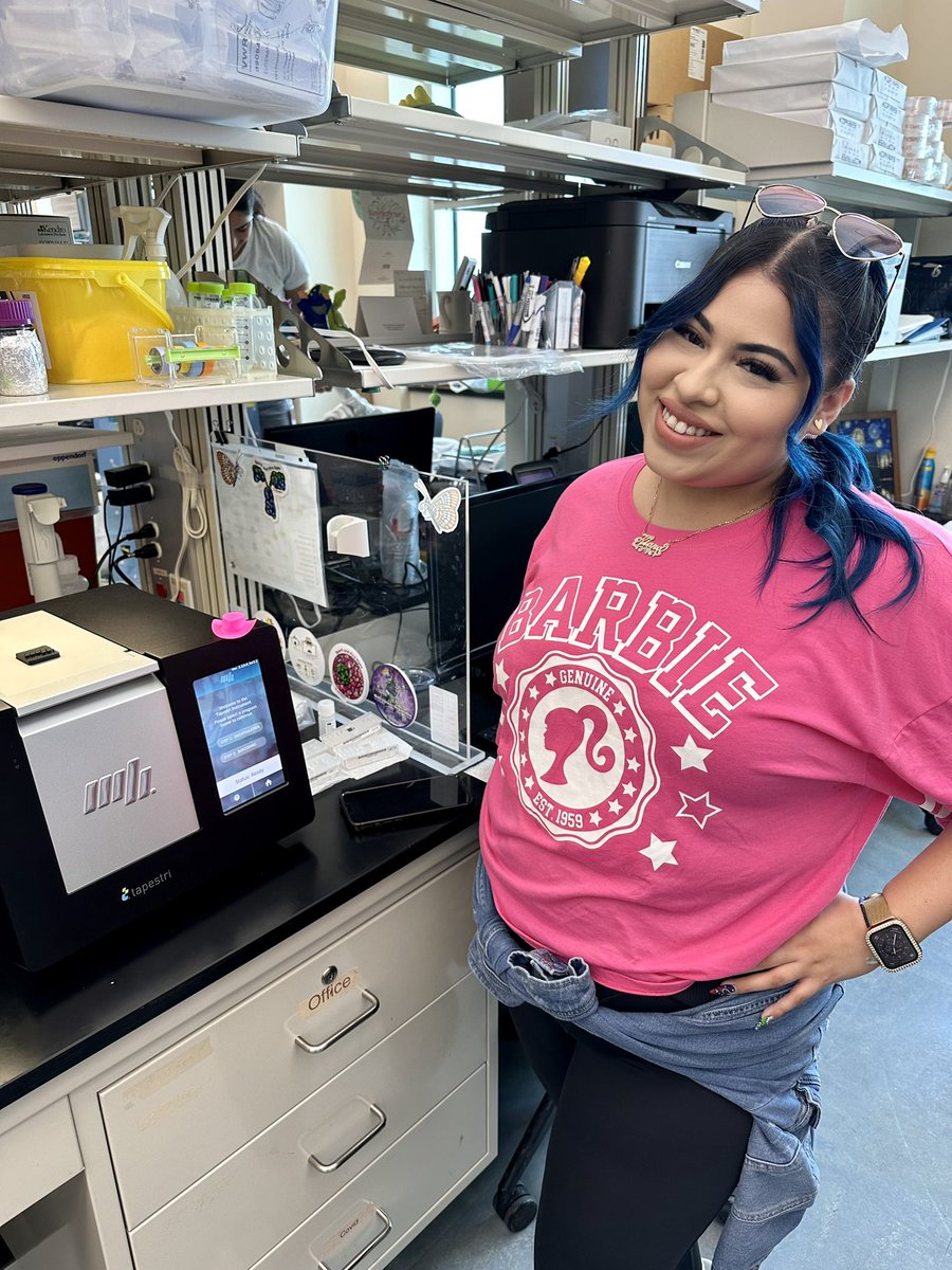 The Tapestri must’ve been channeling her inner Barbie today with her pink hat, because #STEMbarbie came to visit her favorite single-cell droplet-based microfluidics system 💅 

@TaylorJ_MD  @MissionBio @krobles__
#missionbio #FASlife #WomenInSTEM #singlecellsequencing  #scMRD