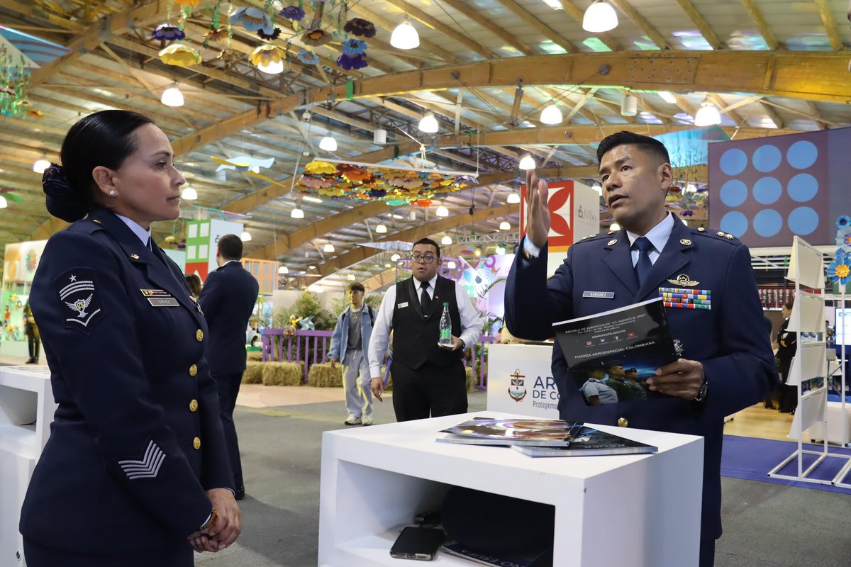FuerzaAereaCol's tweet photo. Hoy inició la #FILBO2024 “Lee La Naturaleza”.
📚🚁 Ven al Pabellón Colombia, Stand 416 y sumérgete en el fascinante mundo de la Aviación con la Fuerza Aérea Colombiana.
➡️ https://t.co/HY7y8pkqD8
#SiempreFirmes
#AdAstra🚀
#EMAVI
#ESUFA
#EPFAC
#FACIncorporación https://t.co/FzWsXxiVXo