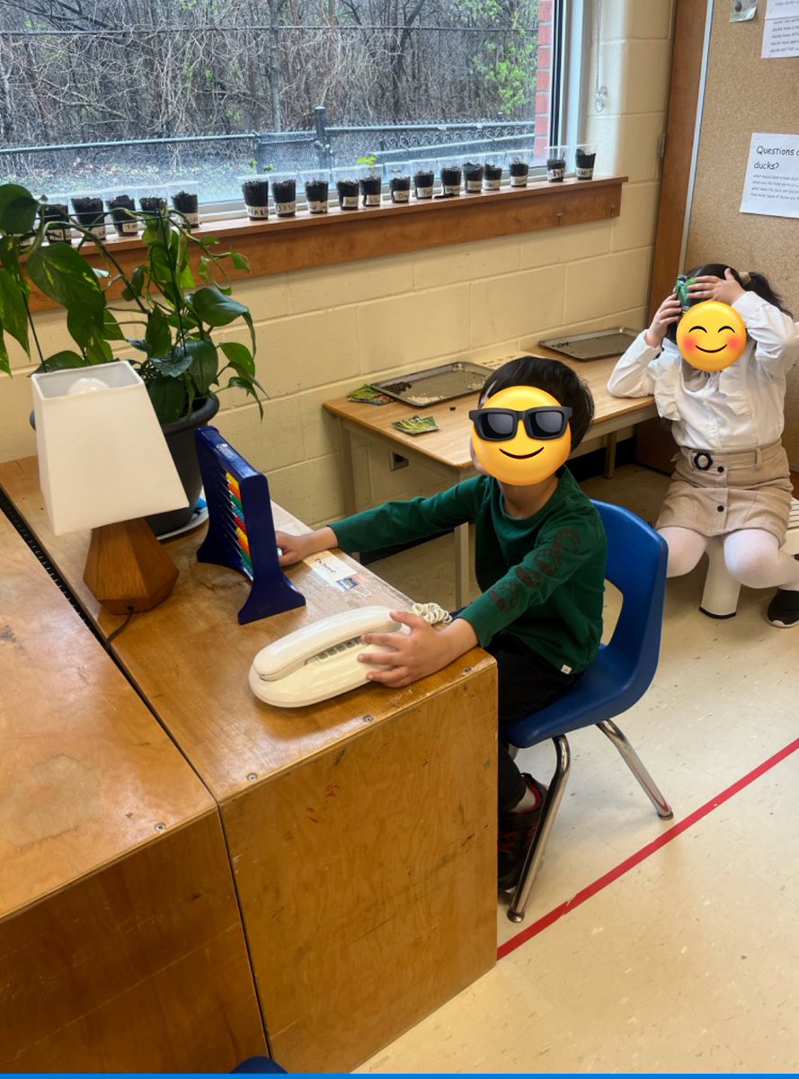 Looks like we have a new Principal @FairviewPSPDSB who is helping a student in KA feel better with some ice #KindergartenLife #PlayBaseLearning #roleplaying @Janette_Walcott