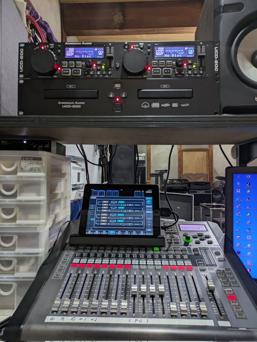 studio_naya's tweet photo. スタジオ用のCD再生のためにUCD-200（中古)を買いました😅
で、M200iは現場に出すには不安があるので暫くスタジオ設置です。
今まで使ってたプレソナスはレコーディング専用卓に!
そして壊れて使えなくなってた暖房機やっと撤去できました😊 https://t.co/O1m7MMsxlX