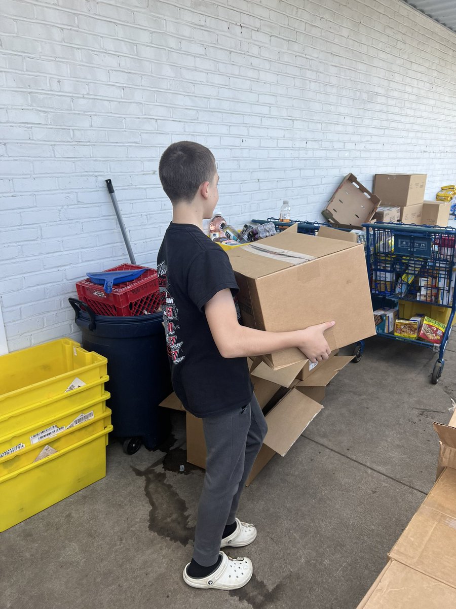 NewMiamiHoops's tweet photo. Very proud of our guys for taking the time to volunteer at the Village Pantry today! Such a great moment for our guys giving back to their community! #TogetherAsOne https://t.co/EzTFUAX8Jb