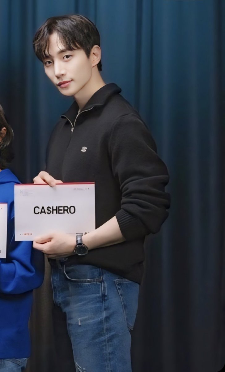 『멋있어요➰🐧💛』
この優しい表情〰️🥺
イケジュすぎるよぉ〰️💘

お顔小さいくって
綺麗なフェイスライン、肩幅広くて
鍛え上げられた胸筋と上腕二頭筋💪🏻
脚が長すぎる〰️🫰🏻💕

『CA$HERO』遂に発表❣️
新しいジュノの作品楽しみ〰️🥹

#LEEJUNHO #イジュノ
#JUNHO  #이준호
#캐셔로 #Cashero #Netflix