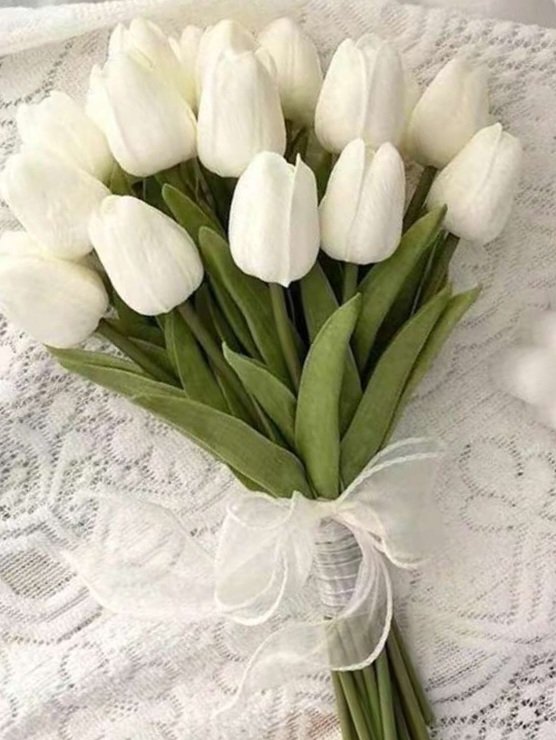Exulansista's tweet photo. white tulips or chamomile? https://t.co/iyK3Nx5ZFF