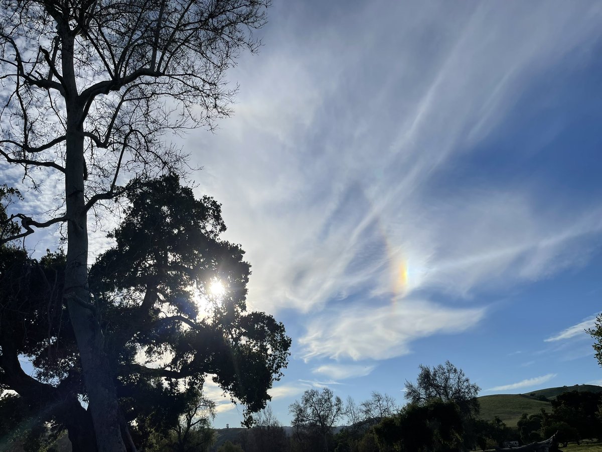 kyleconnect's tweet photo. What’s going on here? This ring of rainbow with a focus point is amazing, beautiful, and like nothing I’ve ever seen before 😳 
#aliens #rapture #Cloudseeding #cool #rainbow #nofilter #wtf https://t.co/6MB3nEQUaj