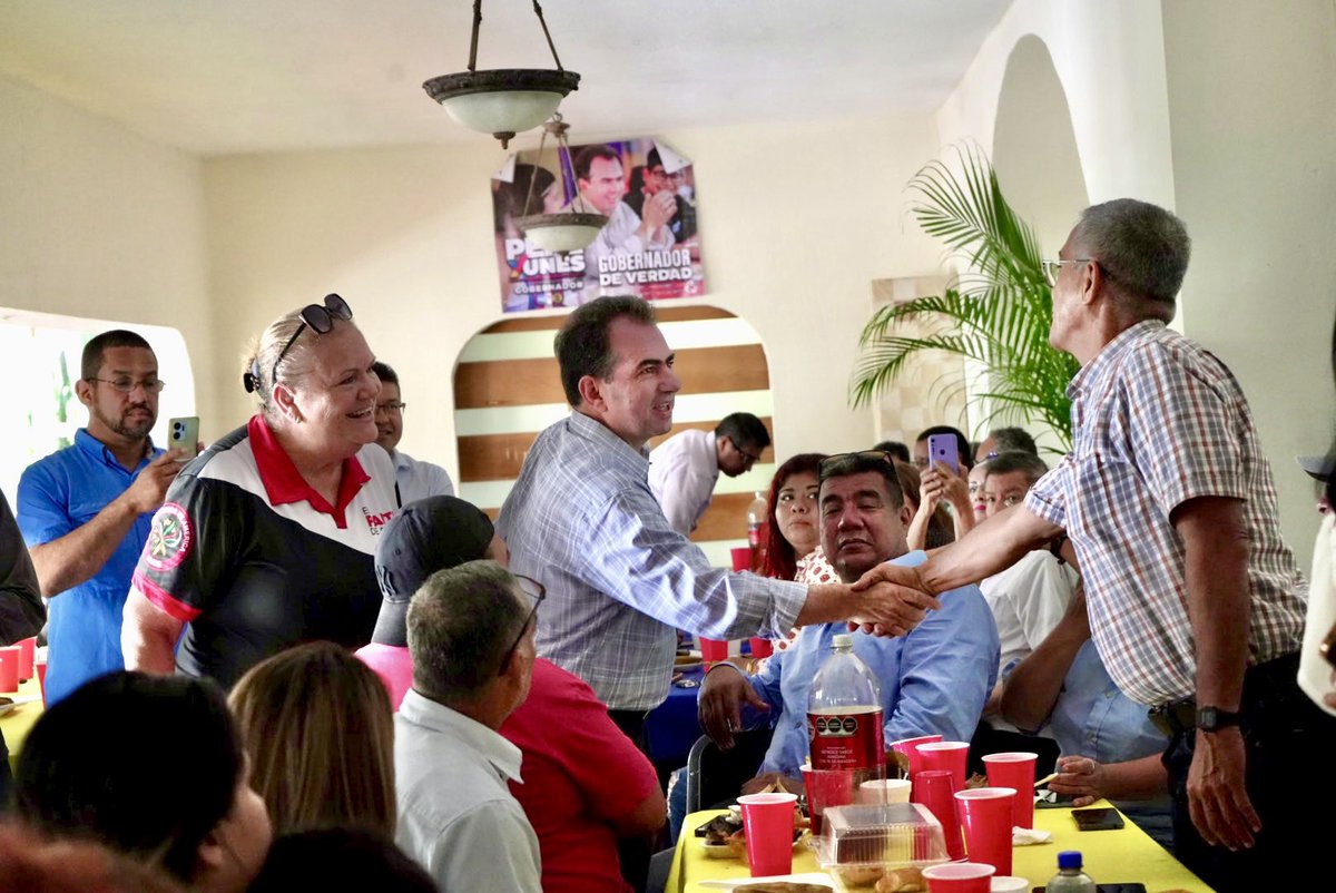 Pepe_Yunes's tweet photo. Después de nuestra reunión con ciudadanos de #Veracruz y comisariados ejidales, reafirmamos que: con este gobierno de verdad habrá soluciones concretas y administraciones que escuchan y actúan ante las demandas de la población.

#GobernadorDeVerdad #PEPEGobernador https://t.co/wY3w9aiQWq