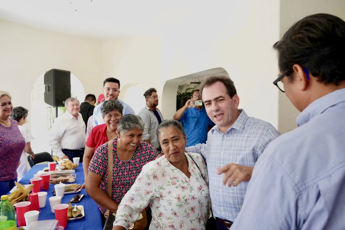 Pepe_Yunes's tweet photo. Después de nuestra reunión con ciudadanos de #Veracruz y comisariados ejidales, reafirmamos que: con este gobierno de verdad habrá soluciones concretas y administraciones que escuchan y actúan ante las demandas de la población.

#GobernadorDeVerdad #PEPEGobernador https://t.co/wY3w9aiQWq