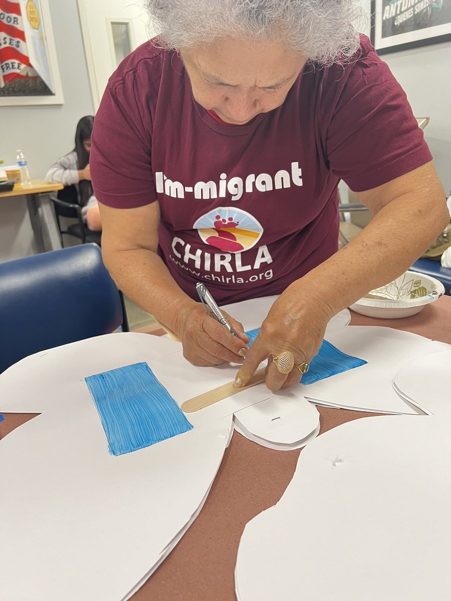 CHIRLA members are unleashing their inner artist with a @LA2050 art day in preparation for #MayDay! Our simple message for today’s art day is simple: 🗣️PAPELES PARA TODXS, citizenship for all! ✊🏽 Be sure to join us on 5/1 in Hollywood on the corner of Sunset & Gower @ 2 PM!