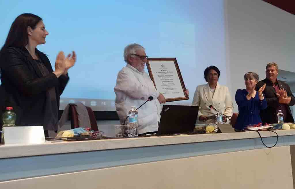 En el Aula Magna de la Universidad La Sapienza, de Roma, adornada con rosas blancas, se le entregó el Doctorado Honoris Causa de la Universidad de La Habana (@UdeLaHabana) al catedrático italiano Luciano Vasapollo, amigo de #Cuba🇨🇺. 👇👇👇 prensa-latina.cu/2024/04/17/hon…