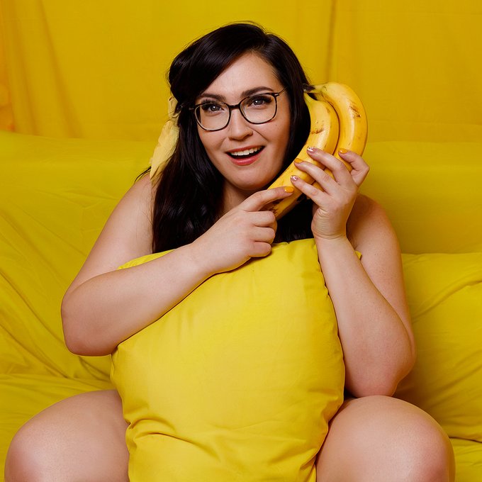 💛 Get ready to bask in the radiance of a new color and embrace the golden glow with @Llilyleou - Vote