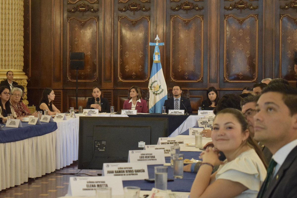 La protección de la infancia es una prioridad. 👧🏾🧒🏽👦🏻 📌 Estuvimos en la 2da mesa de diálogo junto a la Vicepresidenta, la Dra. Karin Herrera y diversas autoridades de la SVET, para conocer la propuesta de reforma del decreto 33-2006. 📌 Esta, propone la mejora en la