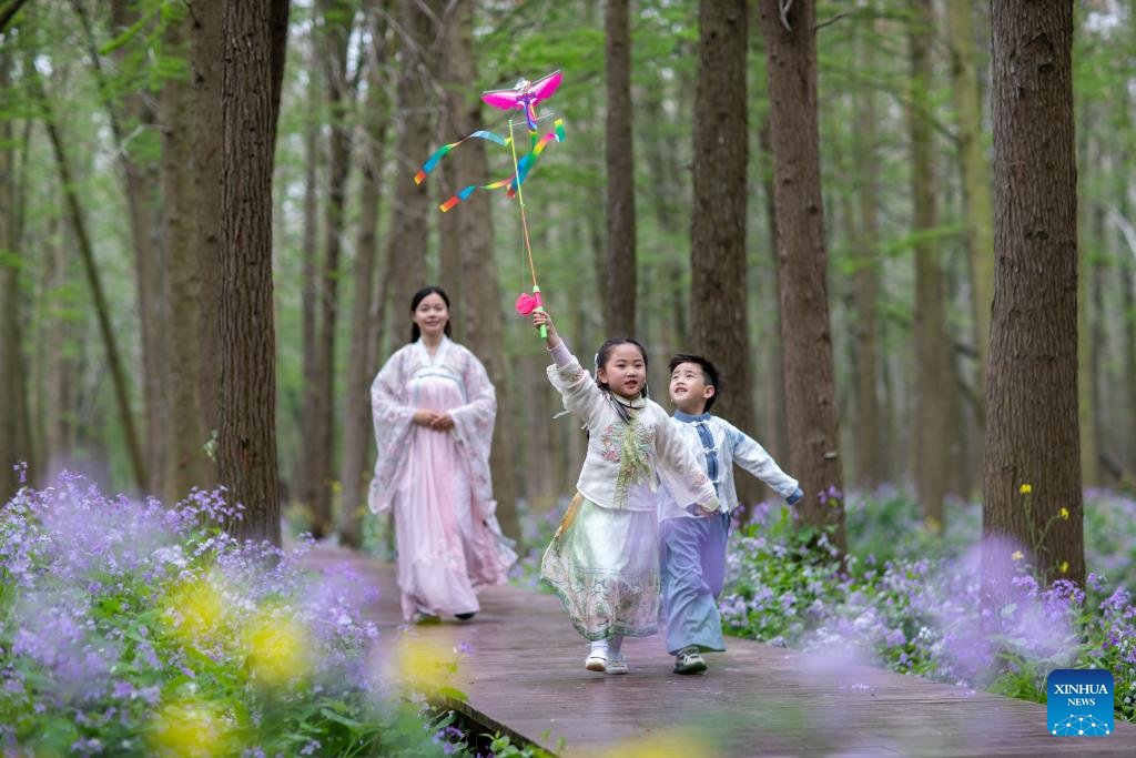 VoiceofPD's tweet image. #SpringinChina
🌸People enjoy outdoor activities as spring flowers bloom across China
#Flowers 
More pics: en.people.cn/n3/2024/0418/c…