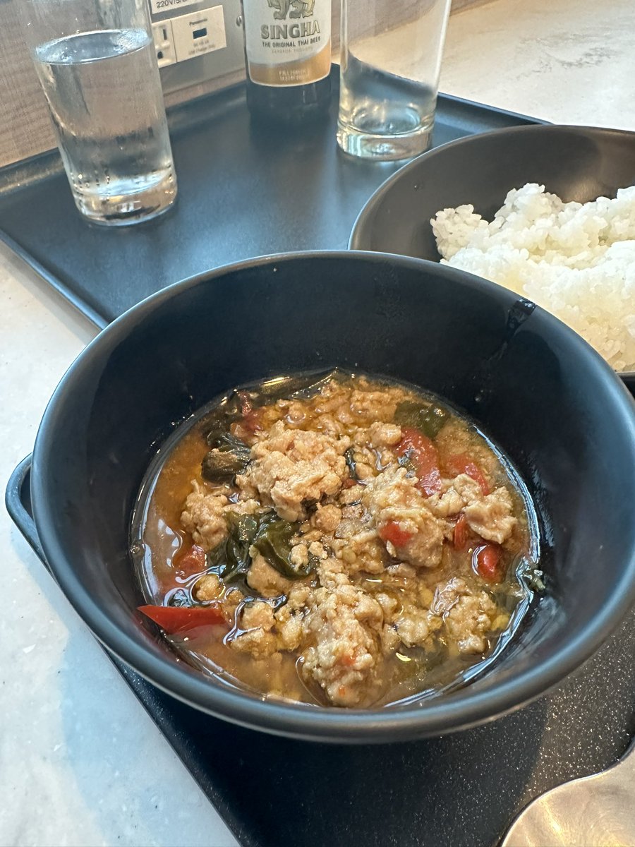 MirekryuPal's tweet photo. ラウンジご飯はガパオ
もうすでに屋台飯が恋しい https://t.co/JzIlNton2O