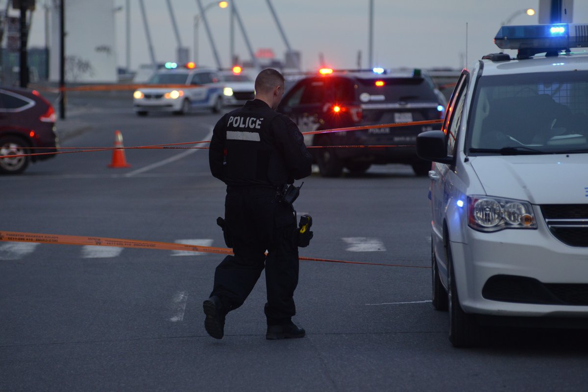RobinEdgar's tweet image. Crime Scene Investigation Notre-Dame de Grace CSI NDG

facebook.com/robin.edgar/po…

An alleged car thief reportedly tried to ram 2 @SPVM police officers. 

@CBCMontreal reported the #SPVM cops shot the person.

#MySPVM #MonSPVM #PoliceShooting #PDQ9 #NDG #CDNNDG #CBCnews #CBCMontreal