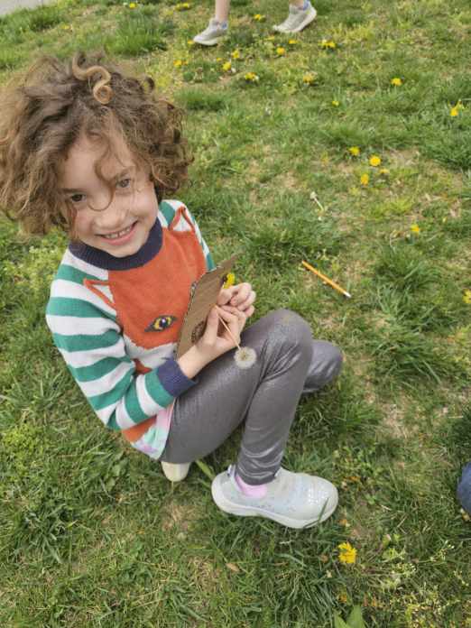 RollingKnollsES's tweet image. Mrs. Summers&apos; 2nd graders were making dandelion vases during recess- We are welcoming Spring! 
#BelongGrowSucceed 
#AACPSAwesome
#RecessFun