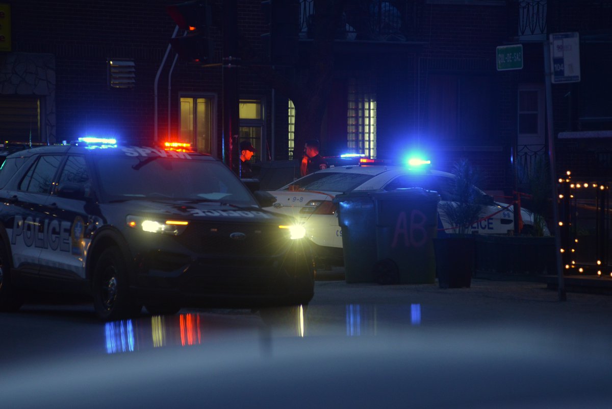 RobinEdgar's tweet image. Crime Scene Investigation Notre-Dame de Grace CSI NDG

facebook.com/robin.edgar/po…

An alleged car thief reportedly tried to ram 2 @SPVM police officers. 

@CBCMontreal reported the #SPVM cops shot the person.

#MySPVM #MonSPVM #PoliceShooting #PDQ9 #NDG #CDNNDG #CBCnews #CBCMontreal